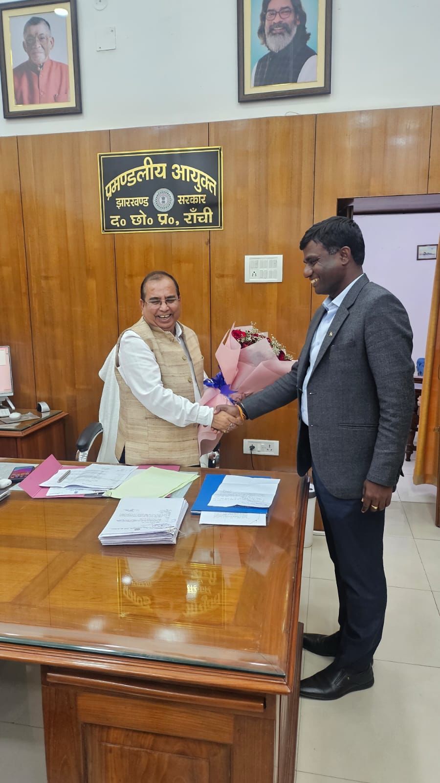 रांची : उपायुक्त-सह-जिला दंडाधिकारी मंजूनाथ भजन्त्री ने प्रमंडलीय आयुक्त, मनोज कुमार से उनके कार्यालय में शिष्टाचार मुलाकात की